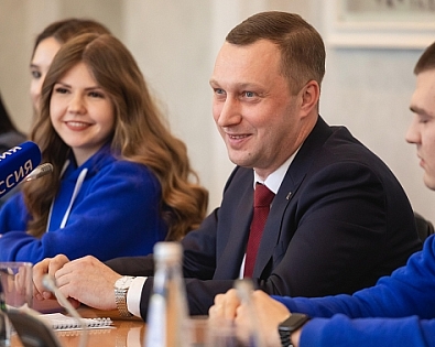 Students met with the Governor of the region Roman Busargin